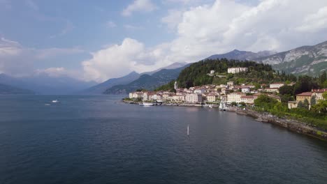 Barcos-Navegando-En-El-Lago-De-Como-En-Bellagio,-Italia-Con-Vista-De-Prestigiosos-Hoteles-Frente-Al-Mar-Durante-El-Día
