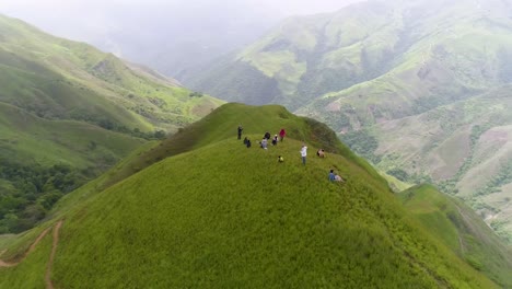 Aerial-shot-turn-360-degre-OVER-CLIFF-with-GROUP-PEOPLE-relax-on-top,-JARILLO-Venezuela