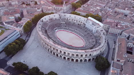 Arena-Von-Nîmes,-Amphitheater-In-Nîmes-Stadt,-Hoher-Winkel-Der-Luftbahn