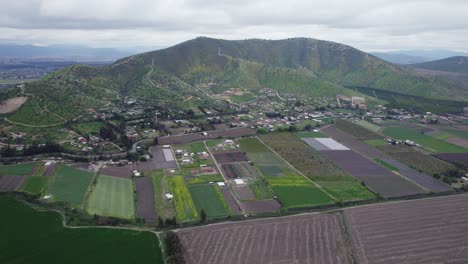 Campos-Agrícolas,-Plantaciones-Y-Montañas-Escénicas-En-Pomaire,-Chile---Toma-Aérea