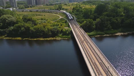 Drohnenvideo-Von-Ottawa-LRT-Light-Rail-Trail,-Der-Auf-Der-Hurdman-Bridge-über-Den-Rideau-River-Fährt