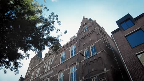 Antiguo-Edificio-De-La-Escuela-Monumental-De-1912-En-El-Centro-De-La-Ciudad-De-Den-Bosch,-Países-Bajos-De-ángulo-Bajo