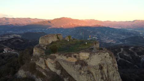 Vista-Aérea-Castillo-De-Oris-En-Las-Montañas-De-Los-Pirineos-En-España
