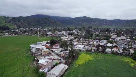 Comunidad-En-El-área-Suburbana-De-Pomaire-En-Chile---Toma-Aérea-De-Drones