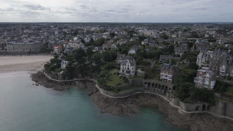 Plage-de-l'Ã‰cluse-or-Ecluse-beach-with-Dinard-city-and-coastline,-Brittany-in-France