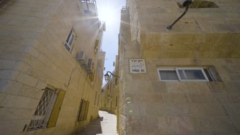 Calle-Estrecha-Vacía-Y-Edificios-Típicos-Hechos-De-Piedra-En-La-Ciudad-Vieja-De-Jerusalén-En-Israel