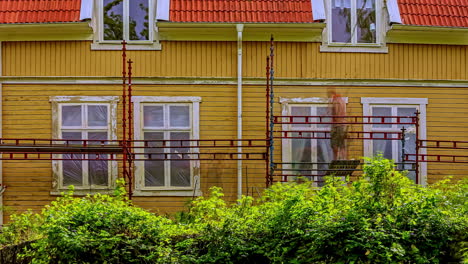 Time-lapse-people-decorating-and-constructing-the-exterior-of-a-house