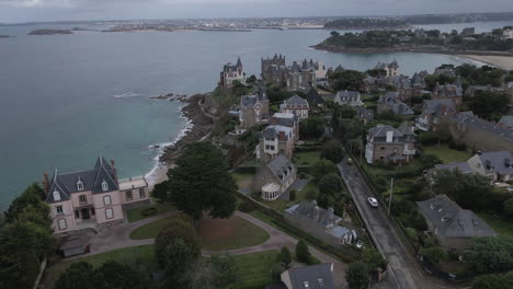 Luxurious-houses-along-emerald-coast,-Dinard-in-Brittany
