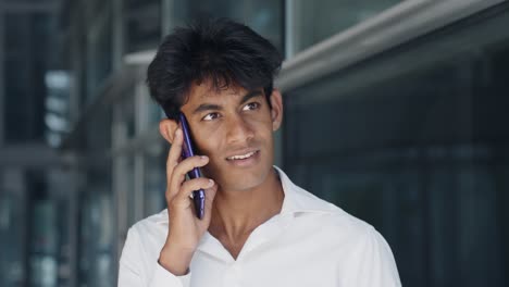 Confident-young-man-talking-to-important-work-job-call,-urban-background