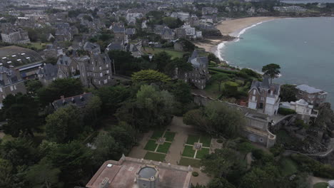 Aerial-forward-over-Dinard-coastline,-Brittany-in-France
