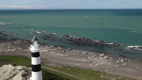 Hermosa-Revelación-Aérea-De-La-Torre-Del-Faro-De-Cape-Campbell-Y-La-Costa-De-Nueva-Zelanda