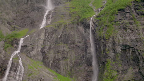 Tremenda-Cascada,-Kjelfossen,-Noruega.-Dron,-Aéreo