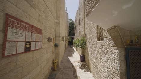 Punto-De-Vista-De-La-Persona-Caminando-En-La-Calle-Estrecha-De-La-Ciudad-Vieja-De-Jerusalén-En-Israel