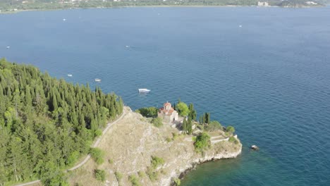 Drone-Volando-Hacia-La-Iglesia-De-St-John-En-Cliff-Lake-Ohrid,-Macedonia-Del-Norte