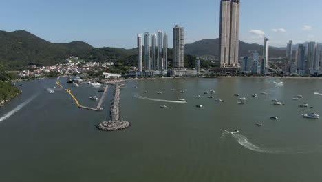 Vista-Panorámica-De-La-Playa-De-Camboriu-Y-La-Ciudad-Costera-Balneario-Camboriu-En-Santa-Catarina,-Brasil