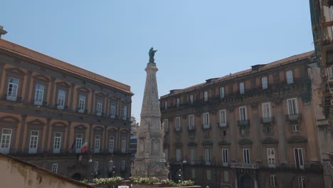Vista-Del-Obelisco-Di-San-Domenico,-Centro-Histórico-De-La-Ciudad-De-Nápoles,-Italia