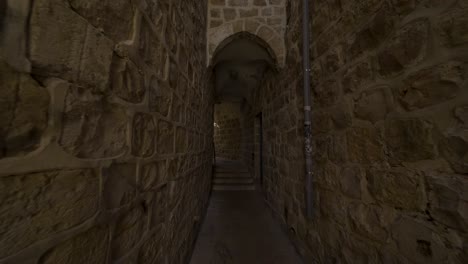 Vista-Dentro-Del-Túnel-Del-Muro-Occidental-Durante-El-Día-En-La-Ciudad-Vieja-De-Jerusalén,-Israel