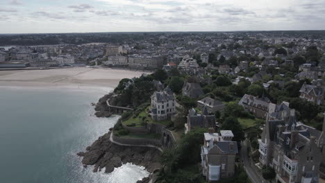 Emerald-coast-with-Plage-de-l'Ã‰cluse-or-Ecluse-beach-in-background,-Dinard-in-Brittany