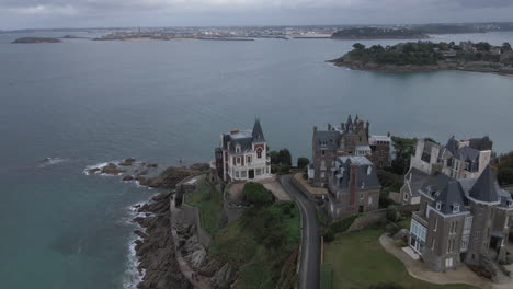 Luxurious-villas-in-old-style-along-Dinard-rocky-promontories,-Brittany-in-France