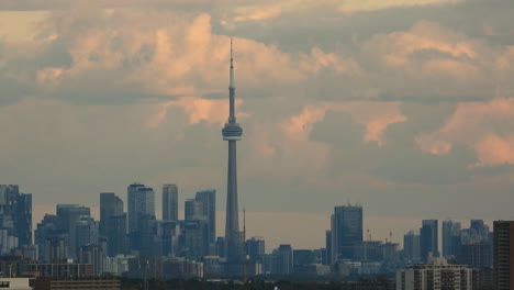 Majestätische-Toronto-City-Skyline-Mit-Wolkenkratzern-Und-Cn-Tower-Mit-Schwebenden-Weißen-Wolken-Bei-Sonnenaufgang-Oder-Sonnenuntergang