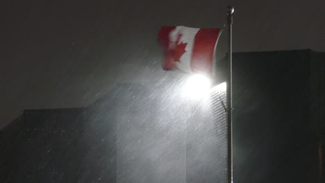 Ondeando-La-Bandera-Canadiense-En-Una-Tormentosa-Noche-Lluviosa
