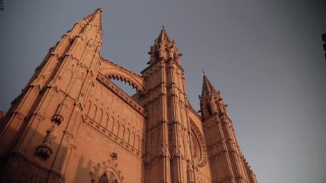 Kathedrale-In-Palma-De-Mallorca-Im-Sonnenuntergang