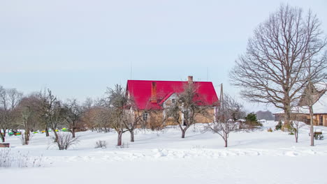Langer-Zeitraffer-Des-Tageslichtwechsels-Durch-Haus-Und-Bäume-Im-Verschneiten-Winter