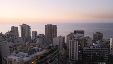 Sonnenuntergang-Auf-Dem-Dach-Luftaufnahme-Der-Stadt-Beirut,-In-Der-Nähe-Der-Al-Hamra-Straße-Im-Libanon