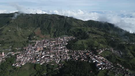 Drohne-Fliegt-über-Der-Kleinen-Stadt-Jerico-Im-Departement-Antioquia-Medellin-Kolumbien