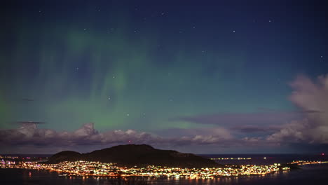Aurora-Boreal-Sobre-La-Ciudad-De-Alesund-En-Noruega