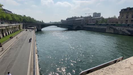 Die-Seine-Mit-Der-Kathedrale-Notre-Dame-Im-Hintergrund-In-Paris,-Frankreich---Breit