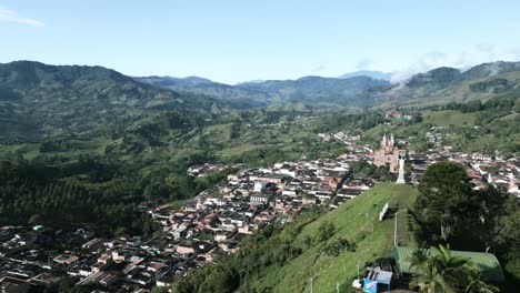 Luftaufnahme-Der-Stadt-Jerico-Kolumbien-Im-Departement-Antioquia,-Umgeben-Von-Anden-In-Einem-Grünen-Tal