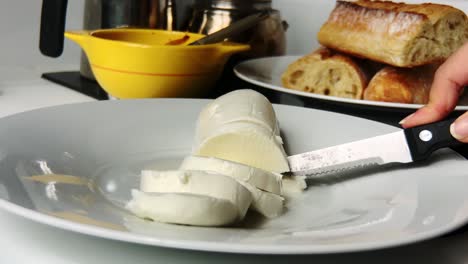 Person,-Die-Frischen-Mozzarella-Käse-Mit-Einem-Messer-Schneidet