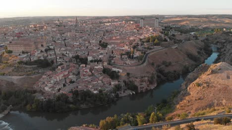 Herrlicher-Blick-über-Alcazar-De-Toledo-Und-Den-Fluss-Tajo,-Aussichtspunkt-Piedra-Del-Moro,-Sonneneruption