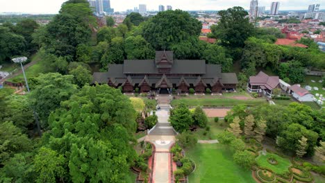 The-Melaka-Sultanate-Palace-Museum-in-Malaysia,-drone-pullback-shot