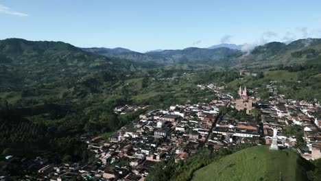 Departamento-De-Jerico-Antioquia-Medellin-Colombia-Ciudad-En-Las-Montañas-Valle-Del-Café-Con-Catedral-Iglesia-Antigua-Y-Vibraciones-Latinoamericanas