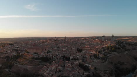 Erstaunlicher-Goldener-Sonnenuntergang,-Der-Auf-Gebäuden-Des-Toledo-stadtzentrums-Reflektiert