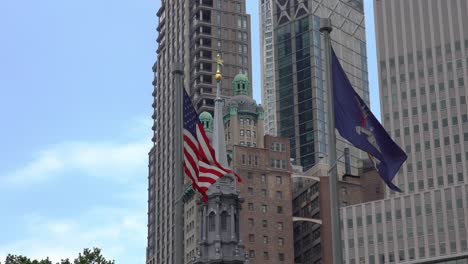 Bandera-Estadounidense-Y-La-Bandera-Del-Estado-De-Nueva-York-Contra-Un-Fondo-Del-Horizonte-De-Nueva-York