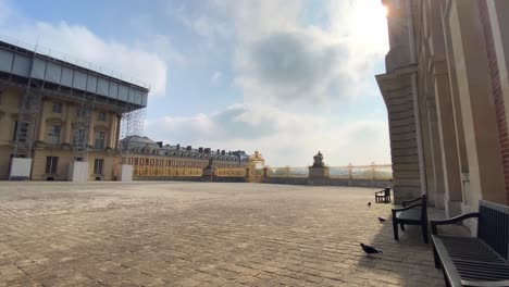 Schloss-Von-Versailles-Mit-Goldenen-Toren-In-Versailles,-Frankreich---Weitwinkelaufnahme