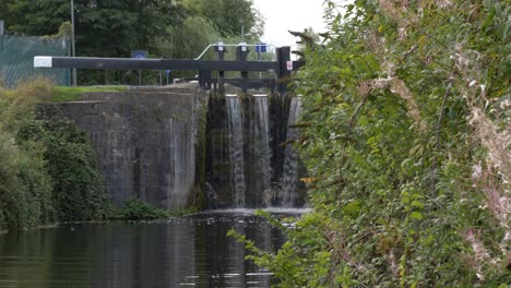Wasser-Strömt-Durch-Altes-Schleusentor-Am-Kanal-Von-Dublin-In-Irland