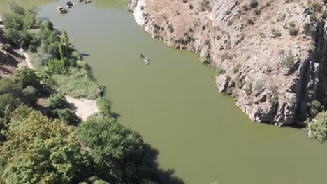 Erstaunliches-Grünes-Tal-Und-Fluss-Tajo-Mit-Grünem-Wasser-In-Toledo,-Spanien