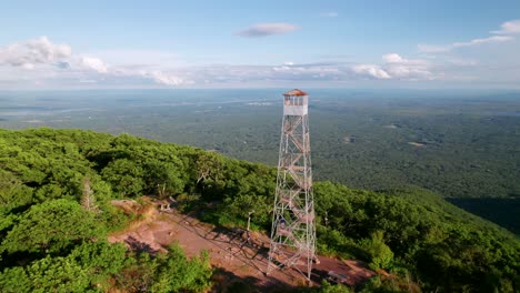 Panoramablick-Auf-Die-Catskill-Mountains-Mit-Klassischem-Feuerturm