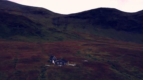 Eine-Abgelegene-Hütte-In-Den-Arktischen-Norwegischen-Bergen