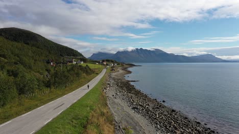 Andar-En-Bicicleta-Por-La-Carretera-De-La-Costa-En-Un-Fiordo-Noruego
