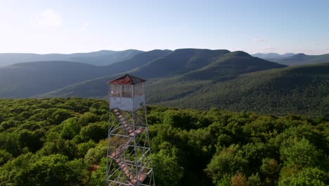 Panorama-De-Drones-En-La-Cima-De-La-Montaña-Con-Torre-Forestal-Clásica