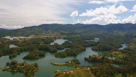 Luftdrohne-Szenische-Landschaft-See-Von-Guatape-Rock-Piedra-Del-Penol-Kolumbien