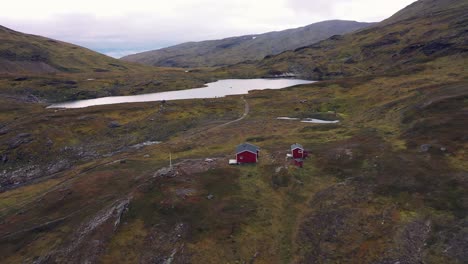 Cabaña-Perdida-En-Las-Montañas-Noruegas-Sobre-El-Círculo-Polar-ártico