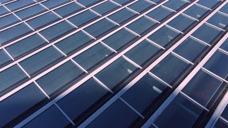 Vollbild-Von-Dachfenstern,-Luftdrohne,-Nahaufnahme-Von-Modernen-Dächern,-Kopierraum