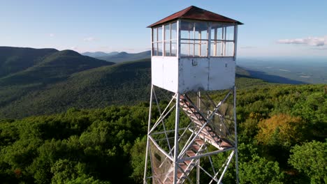 Classic-Fire-Tower-in-the-Catskill-Mountains,-New-York-State