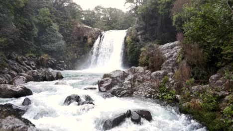 Wunderschöner-Drohnenüberblick-über-Gollums-Pool,-Tawhai-Falls-In-Neuseeland